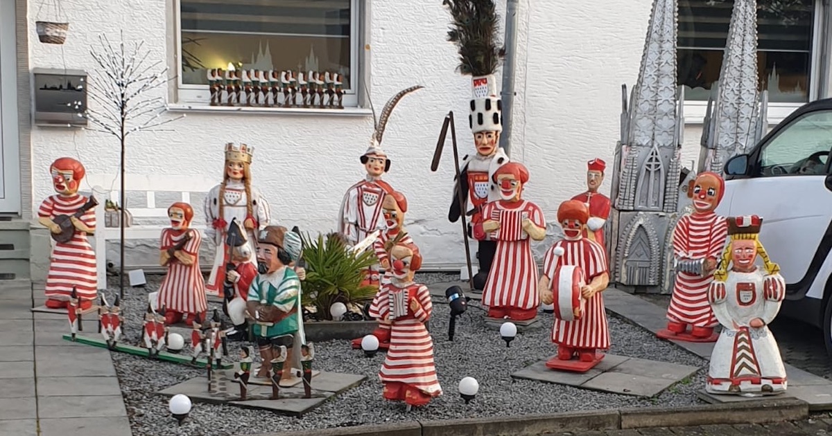Die Geschichte hinter diesen Karnevalsfiguren im Vorgarten – Verliebt