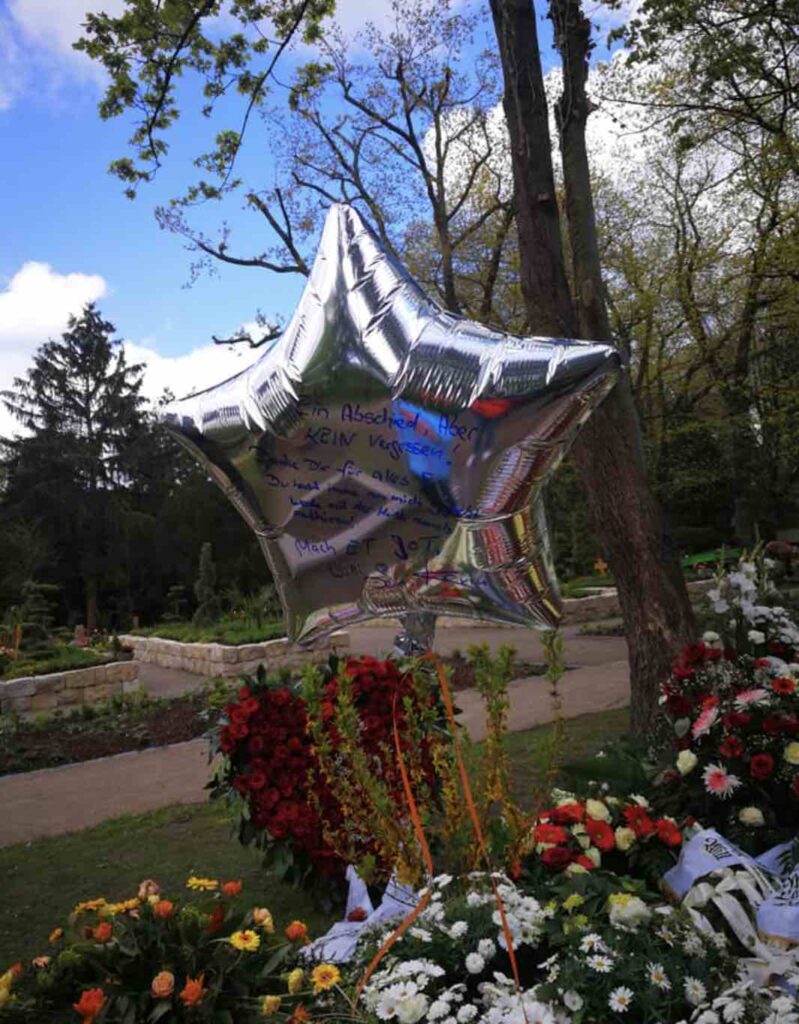 Das Ehrende Andenken Fur Willi Herren Auf Dem Kolner Melatenfriedhof Verliebt In Koln