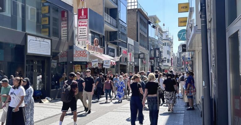 Hohe Straße in Köln mit Geschäften und Passanten