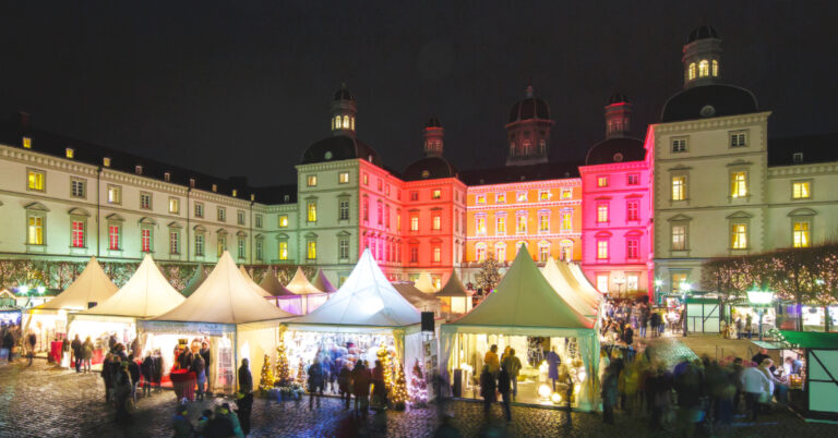 Der Weihnachtsmarkt vor Schloss Bensberg