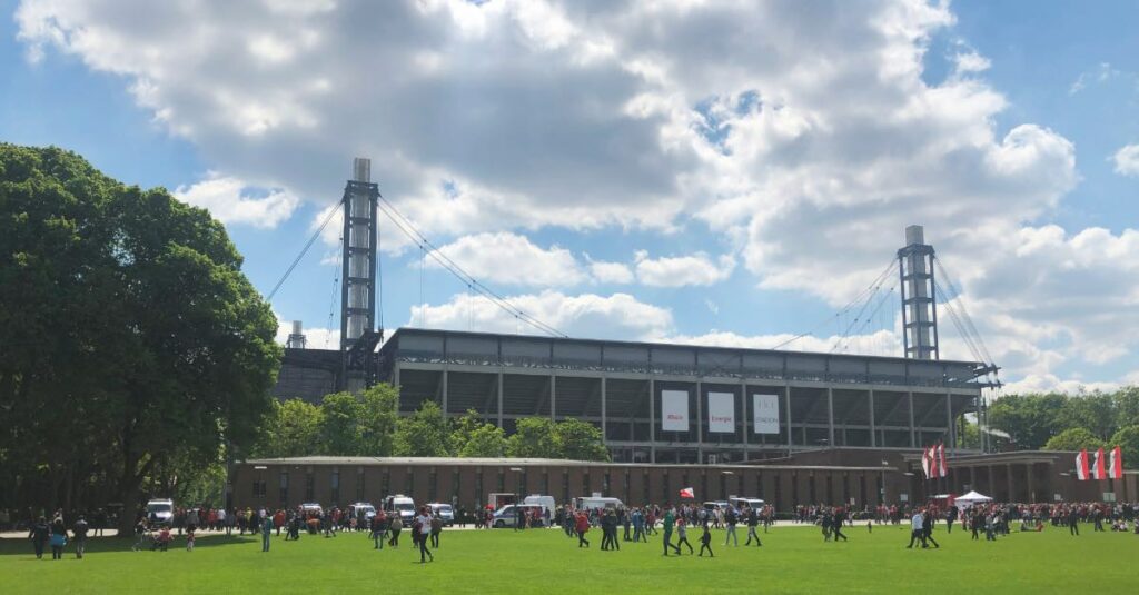 Parken am RheinEnergieStadion