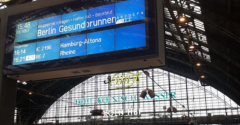 Anzeigetafel im Kölner Hauptbahnhof mit ICE-Verbindung nach Berlin